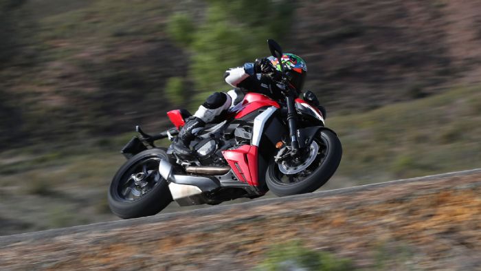Οδηγούμε στον δρόμο και στην πίστα, την νέα Ducati Streetfighter V2 2022. 